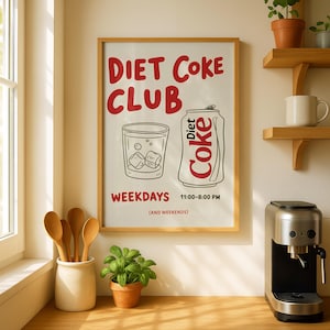 Könnte beinhalten: Ein gerahmtes Poster mit dem roten Text "DIET COKE CLUB" sowie Illustrationen eines Glases mit Eiswürfeln und einer Diet Coke-Dose. Das Poster enthält auch den Text "WEEKDAYS 11:00-8:00 PM (AND WEEKENDS)".