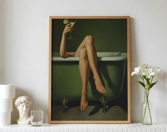 Puede incluir: Una impresión artística enmarcada representa a una persona relajándose en una bañera verde, sosteniendo un cóctel con una rodaja de lima. La obra de arte presenta las piernas de la persona que se extienden fuera de la bañera. La impresión se muestra sobre una superficie de baldosas blancas.