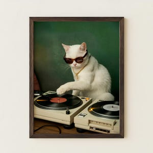 Väggtryck för DJ-katt | Rolig kattmusikaffisch | Cool vit kattkonst | Retro skivspelarekattdekor | Hiphop-kattaffisch | Musikälskare-kattgåva