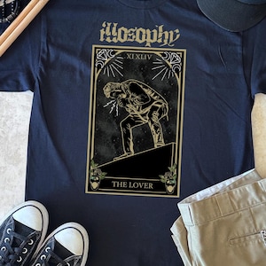 La carta del amante: camiseta vintage con cartas del tarot. Ropa urbana. Camiseta con música
