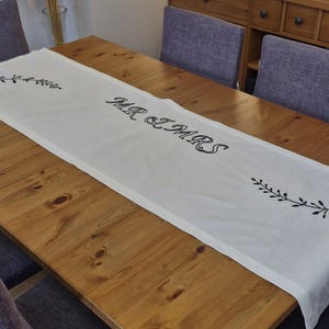 Cadeau personnalisé de broderie, Chemin de table personnalisé, Décoration de table de mariage fait main, Chemin de table personnalisé, Décoration de demande en mariage, Décoration d&#39;événement
