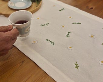 Hand Embroidered Daisy Model Table Runner,Kitchen Decor,Floral Tablecloth,Cotton Linen Runner,Beige Runner,Mother&#39;s Day Gift,Wedding Gift