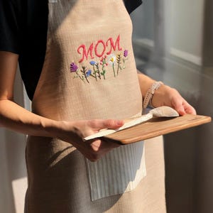 Tablier en lin, tablier brodé main pour femme, tablier de cuisine, tablier jardin fleuri brodé, tablier brodé main personnalisé, cadeau fête des mères