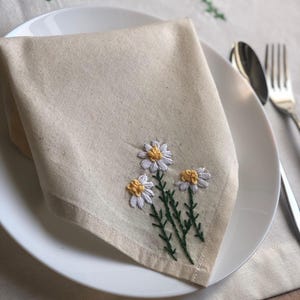 Embroidered Linen Napkins with Daisy, Dinner Napkins,Botanical Embroidery,Wildflower Party Napkins,Handmade Gift,Gift Set,Backyard Wedding