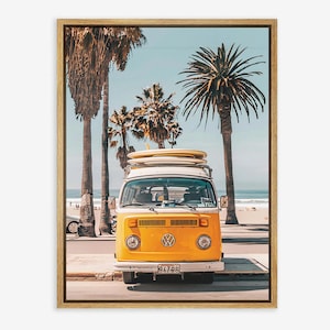 Puede incluir: Una furgoneta vintage amarilla con una tabla de surf en la parte superior estacionada frente a palmeras en una playa. La furgoneta tiene un techo blanco y una matrícula que dice "61782".