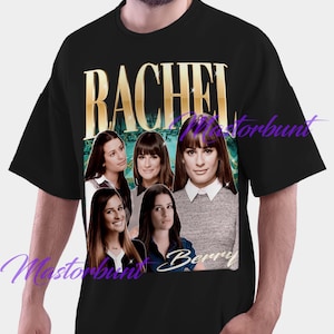Puede incluir: Camiseta negra con el nombre "RACHEL" en letras doradas y varias imágenes de una mujer. La camiseta tiene cuello redondo y está hecha de un material suave.