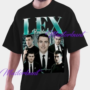 Puede incluir: Camiseta negra con un collage de imágenes de un hombre, con el nombre "LEX" en letras turquesas y plateadas. El nombre "Fridman" está debajo del texto "LEX". La camiseta tiene un estilo vintage y retro.