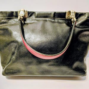 Mini bolso tote vintage Brighton de piel negra con forma de corazón. imagen 5