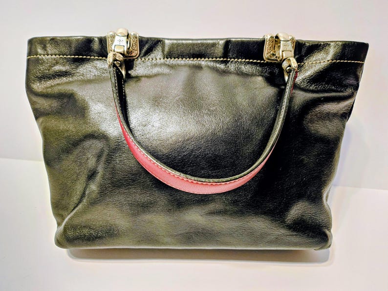 Mini bolso tote vintage Brighton de piel negra con forma de corazón. imagen 5
