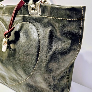 Mini bolso tote vintage Brighton de piel negra con forma de corazón. imagen 4