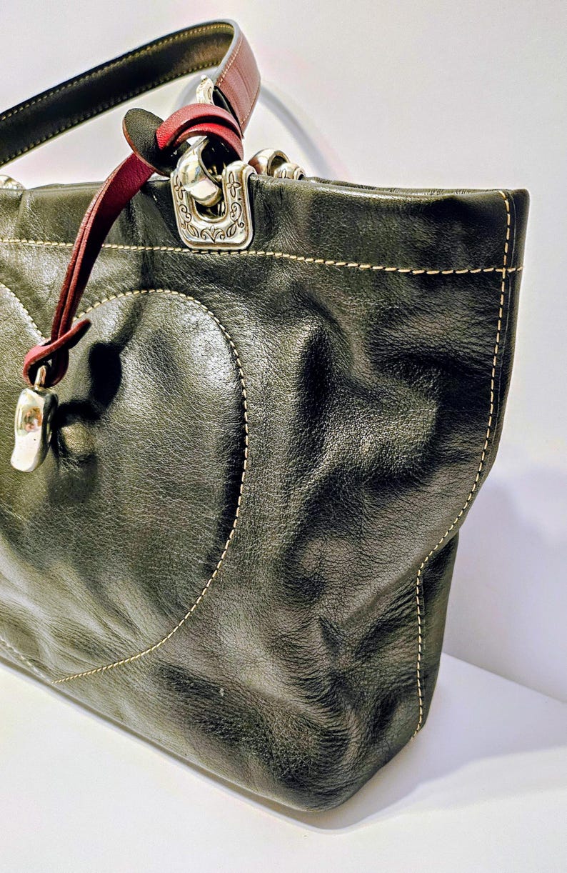 Mini bolso tote vintage Brighton de piel negra con forma de corazón. imagen 4