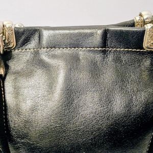 Mini bolso tote vintage Brighton de piel negra con forma de corazón. imagen 6