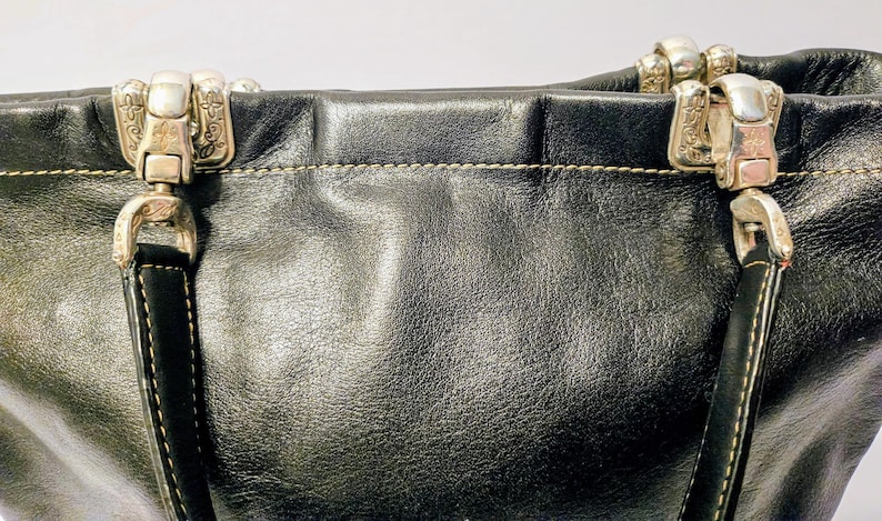 Mini bolso tote vintage Brighton de piel negra con forma de corazón. imagen 6