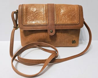 el bolso bandolera de cuero marrón Sak