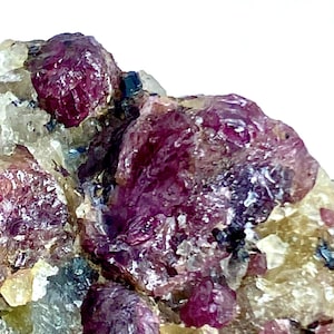 Puede incluir: Un juego de tres tazas de cerámica con un acabado mate moteado. Las tazas son de color crema, gris claro y gris oscuro. Cada taza tiene un diseño simple y minimalista y un asa redondeada.