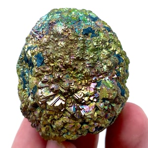 Spécimen d&#39;amas de pyrite irisée : minéraux lustrés naturels, origine pakistanaise