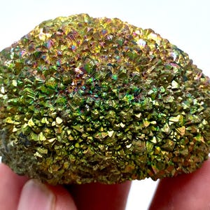Spécimen d&#39;amas de pyrite irisée : minéraux lustrés naturels, Pakistan