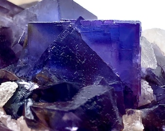 Muestra de fluorita cúbica fantasma azul con calcita - Mineral de Pakistán