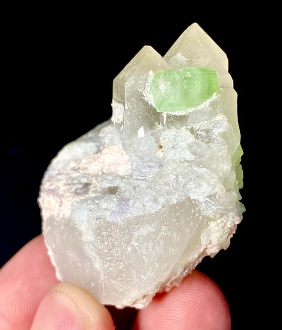 237カラットのトルマリンとクォーツ標本、パキスタンのスカルドゥ産