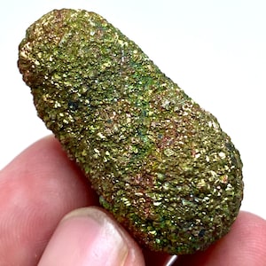 Spécimen d&#39;amas de pyrite irisée : minéraux naturels du Pakistan (188 cts