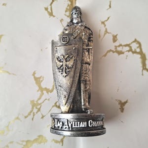 Estatua de metal de recuerdo del rey serbio Dusan Silni