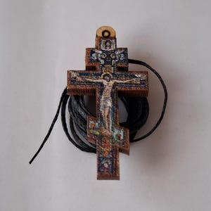 Kleine serbische christlich-orthodoxe Holzkreuz-Halskette