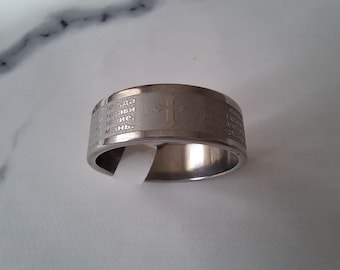 Peut inclure: Une bague en argent avec un motif de croix et un texte gravé en russe. Le texte est "Господи, спаси нас от всякого зла".
