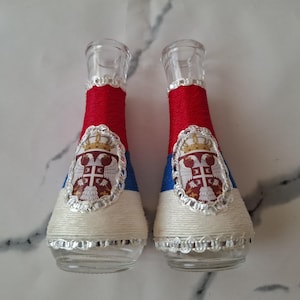 Paar Weinbrandgläser mit serbischer Flagge