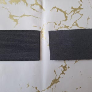 Peut inclure: Deux patchs rectangulaires en tissu gris fonc&eacute; avec une surface textur&eacute;e sont pr&eacute;sent&eacute;s sur un fond blanc avec des marbrures dor&eacute;es. Les patchs sont de taille et de forme similaires, sugg&eacute;rant qu'ils sont destin&eacute;s &agrave; un usage similaire.