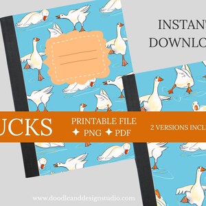 Puede incluir: Cuadernos con un estampado de patos. La portada presenta un fondo azul claro con patos blancos y una etiqueta color melocotón. Las palabras "DUCK" e "INSTANT DOWNLOAD" se muestran en la imagen.