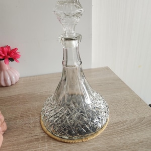 Vintage Crystal Glass Decanter with Stopper – Elegant Cut Glass Design