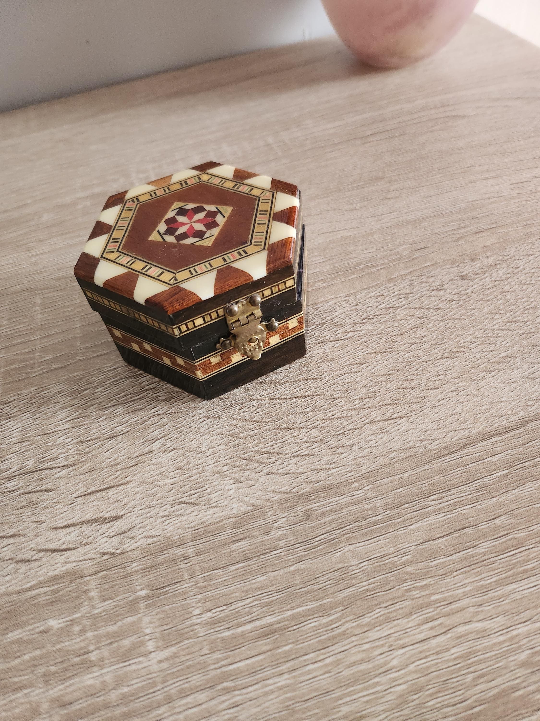 複雑な象嵌デザインが施されたヴィンテージの六角形の木製ジュエリー