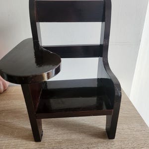 Silla de escritorio escolar vintage de madera en miniatura: coleccionable hecha a mano