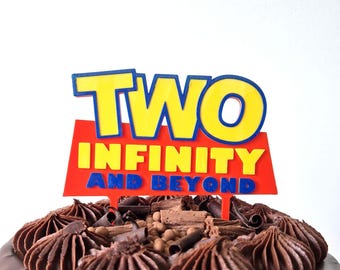 Dos adornos para tartas de cumpleaños inspirados en Toy Story: dos adornos para tartas de cumpleaños personalizados con la temática de Buzz Lightyear y Woody.