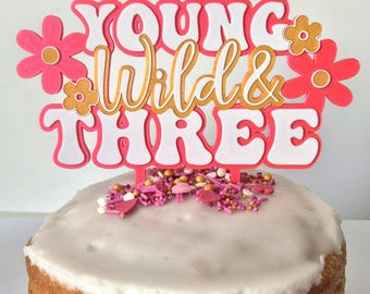Adorno para tarta de tercer cumpleaños de Young Wild & Three