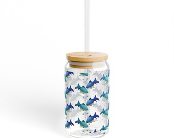 May include: A clear glass drinking jar with a blue and green fish pattern, a bamboo lid, and a clear drinking straw.
