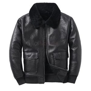 Puede incluir: Chaqueta bomber de cuero negro con cuello de borrego. La chaqueta tiene dos bolsillos delanteros con cierre de botón, una cremallera frontal y puños y dobladillo de canalé. Un estilo clásico, adecuado para el clima frío.