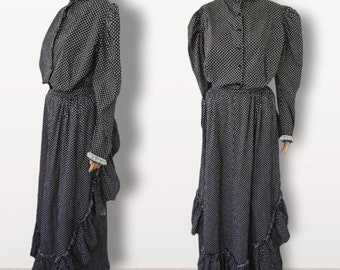 Könnte beinhalten: Ein Vintage-Kleid mit schwarzen und weißen Punkten mit hohem Rüschenkragen, langen Ärmeln und einem langen Rock mit Rüschensaum. Das Kleid hat eine Knopfleiste vorne und eine taillierte Taille. Die Ärmel haben eine leichte Puffärmel an den Schultern.