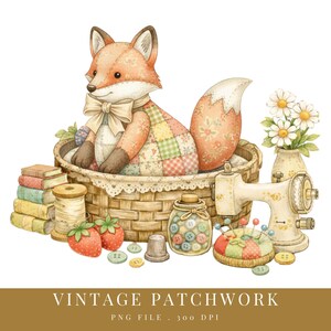 Könnte beinhalten: Aquarell-Illustration eines Patchwork-Fuchses in einem Korb, umgeben von Nähutensilien, Erdbeeren und Gänseblümchen. Eine Vintage-Nähmaschine und ein Glas mit Knöpfen sind ebenfalls vorhanden. Der Text "VINTAGE PATCHWORK" befindet sich unten.