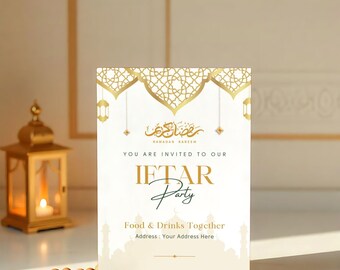 Könnte beinhalten: Eine weiße Einladungskarte mit goldenen Akzenten und einem filigranen Design. Die Karte lautet "Ramadan Kareem" und "Sie sind zu unserer Iftar-Party eingeladen". Sie enthält auch den Text "Food & Drinks Together" und "Address: Your Address Here".