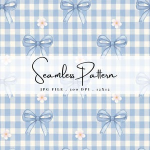 Puede incluir: Patrón sin costuras con un diseño de cuadros de vichy azul claro y blanco. El patrón incluye lazos azul claro y pequeñas flores blancas. El texto "Seamless Pattern" se muestra en una fuente cursiva.