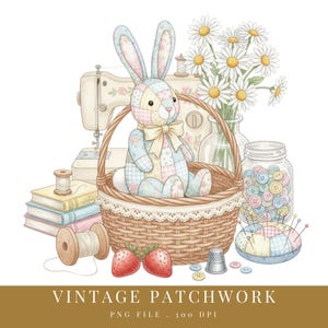 Könnte beinhalten: Aquarell-Illustration mit einem Patchwork-Hasen in einem Weidenkorb, umgeben von Nähutensilien, Gänseblümchen und Erdbeeren. Eine Vintage-Nähmaschine und Garnrollen sind ebenfalls vorhanden. Der Text "VINTAGE PATCHWORK" befindet sich unten.