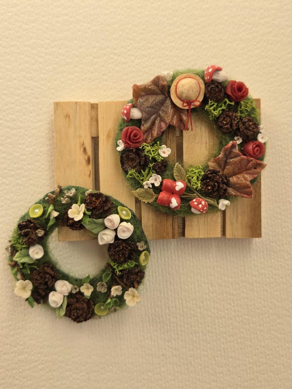 Miniature Floral Wreath – Handmade Dollhouse Door Decor (1:6 Scale) by TinySecretGardenArt