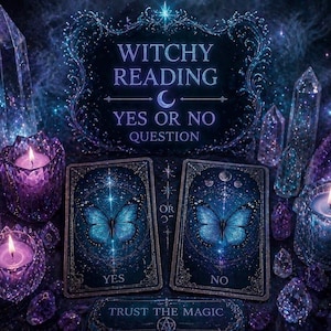 Könnte beinhalten: Eine mystische Szene mit Tarotkarten, Kristallen und Kerzen. Zwei Karten zeigen einen blauen Schmetterling und die Worte "Ja" und "Nein". Der Text "Witchy Reading" und "Trust the Magic" ist ebenfalls sichtbar. Lila und blaue Farbtöne dominieren das Bild.