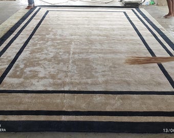 Tapis en soie fait main : bordure minimaliste moderne