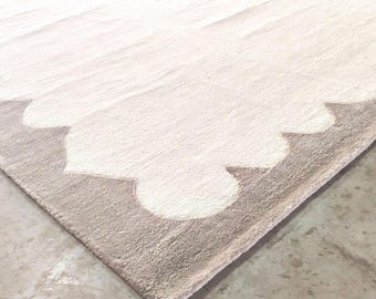 Tapis en laine et soie touffeté main, bordure nuage festonnée, taupe