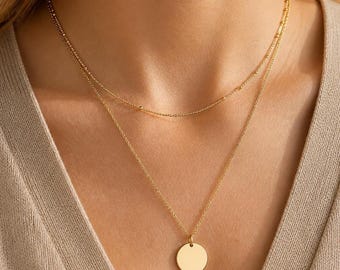 Collar minimalista con colgante de disco, en capas de oro y plata, joyería delicada para el día a día.