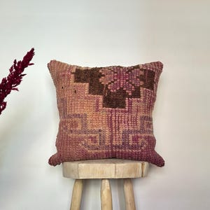 Handgemachtes marokkanisches Wollkissen mit Vintage Berber Geometrischen Motiven - Kelim-Stil Rosa & Braunes Kissen für Wohnkultur, 50x50cm