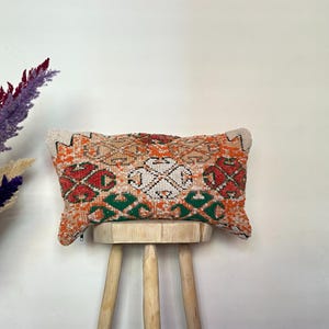 Marokkanisches Wollkissen – Handgefertigter Bohème Chic en Couleur Vive – Coussin Artisanal Déco – 34 x 62 cm