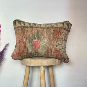 Marokkaans handgemaakt wollen kussen – Boho-chique decoratief kussen met tribal bloemenpatroon – Deco Marokkaans bankaccent – 14 x 22 inch